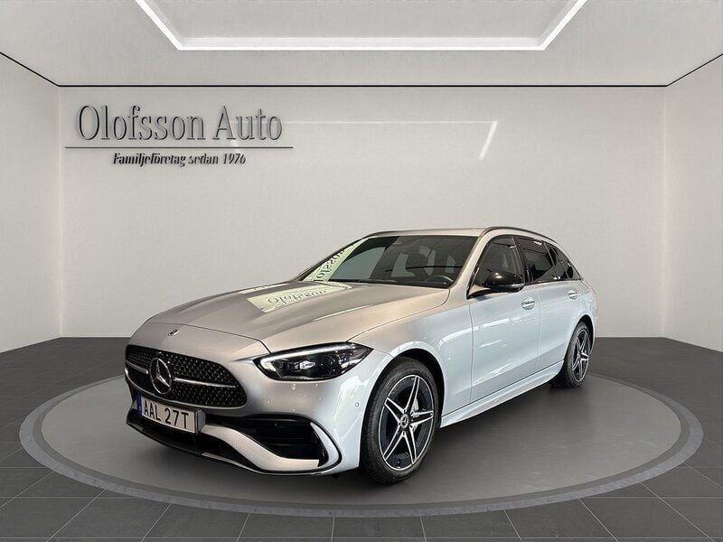 Silver Begagnad 2024 Mercedes C300e Premium Kombi | 538 500 kr (Bra pris) - Bild 1/4