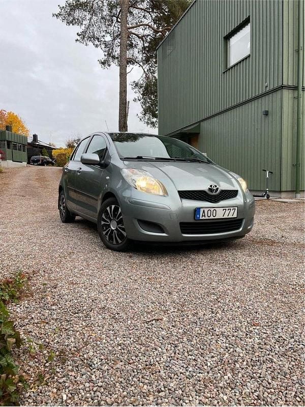 Grå Begagnad 2009 Toyota Yaris Halvkombi | 31 000 kr (Marknadspris) - Bild 1/4