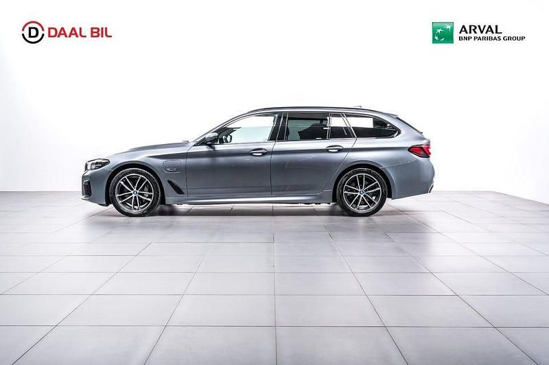 Blå Begagnad 2022 BMW 530 M Sport Kombi | 368 700 kr - Bild 1/4