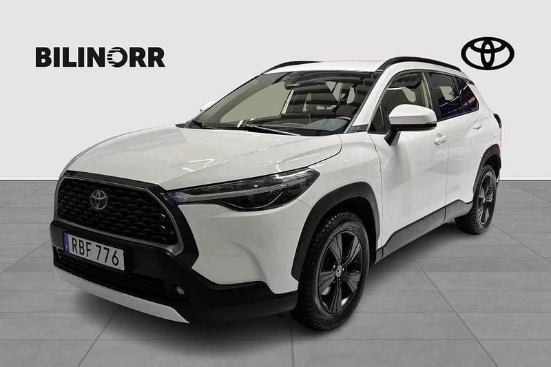 Vit Begagnad 2022 Toyota Corolla Cross Style SUV | 349 900 kr (Marknadspris) - Bild 1/4