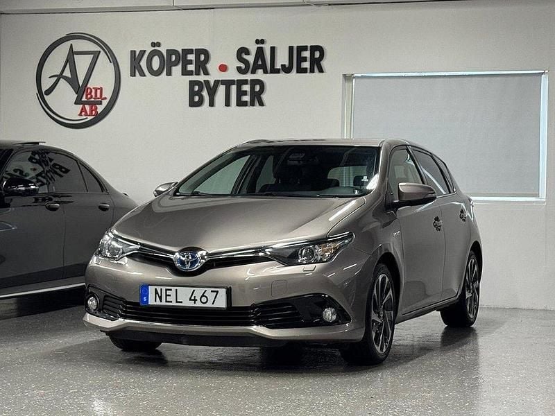 Brun Begagnad 2016 Toyota Auris Hybrid Active Halvkombi | 164 900 kr (Marknadspris) - Bild 1/4