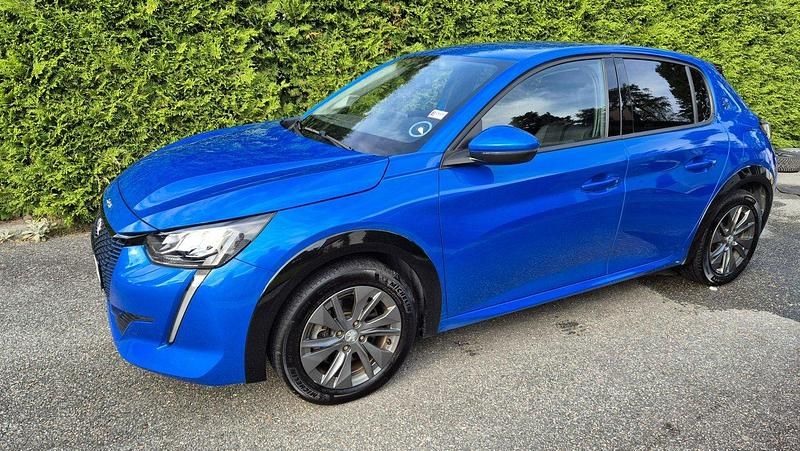 Blå Begagnad 2021 Peugeot e-208 Allure Halvkombi | 169 000 kr (Marknadspris) - Bild 1/4