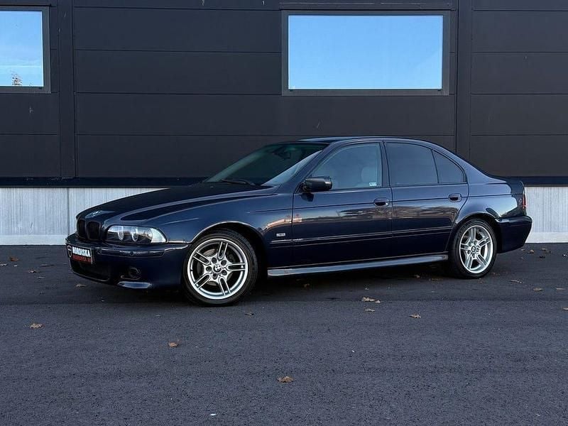 Mörkblå Begagnad 2002 BMW 520 Sedan | 69 800 kr - Bild 1/4