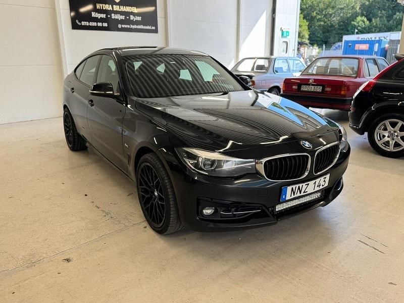 Svart Begagnad 2018 BMW 320 Gran Turismo Sport Line Halvkombi | 125 000 kr (Marknadspris) - Bild 1/4