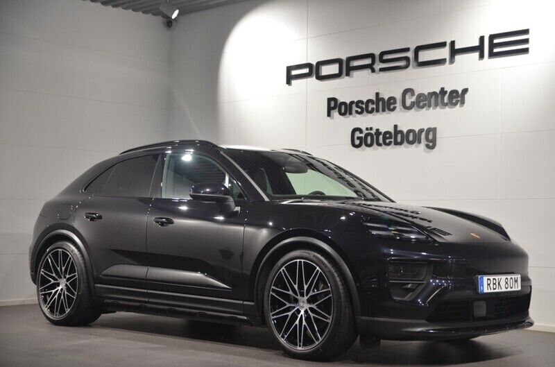 Svart (black) Begagnad 2024 Porsche Macan SUV | 1 099 000 kr - Bild 1/4