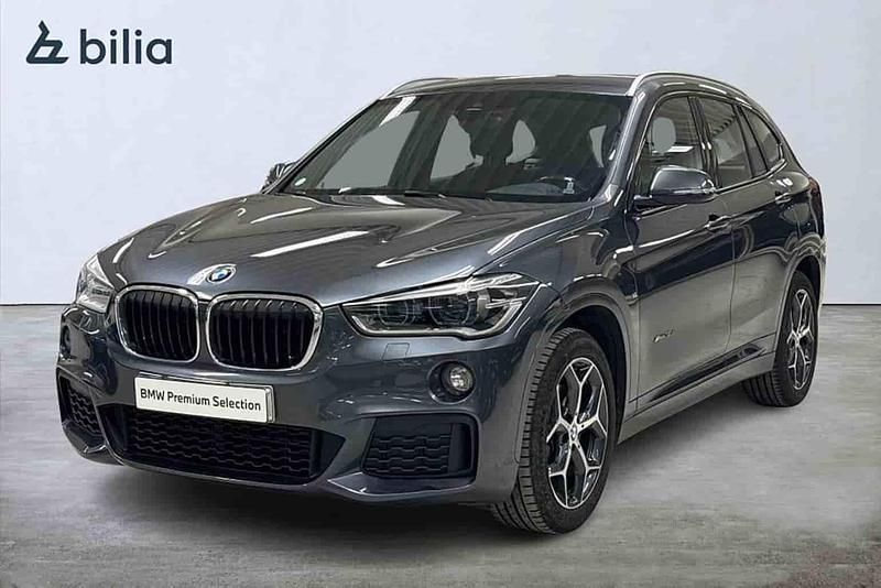 Grå Begagnad 2016 BMW X1 SUV | 229 900 kr (Marknadspris) - Bild 1/1