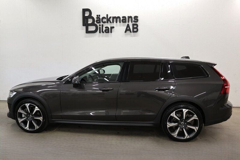 Grå Begagnad 2023 Volvo V60 CC Plus Kombi | 459 000 kr (Marknadspris) - Bild 1/4