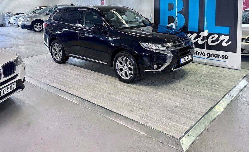 Svart Begagnad 2016 Mitsubishi Outlander P-HEV SUV | 149 000 kr (Marknadspris) - Bild 1/4