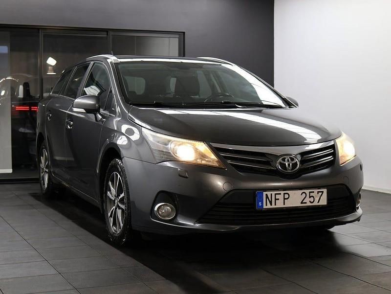 Begagnad Toyota Avensis 125 HK (91 kW) 2012 Grå Kombi