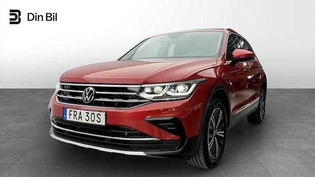 Mörkröd Begagnad 2023 VW Tiguan Elegance SUV | 369 900 kr (Marknadspris) - Bild 1/4