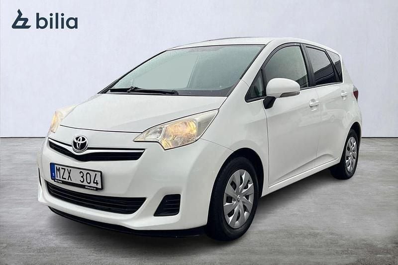 Vit Begagnad 2013 Toyota Verso-S Multidrive S Minibuss | 129 900 kr (Dyr) - Bild 1/3