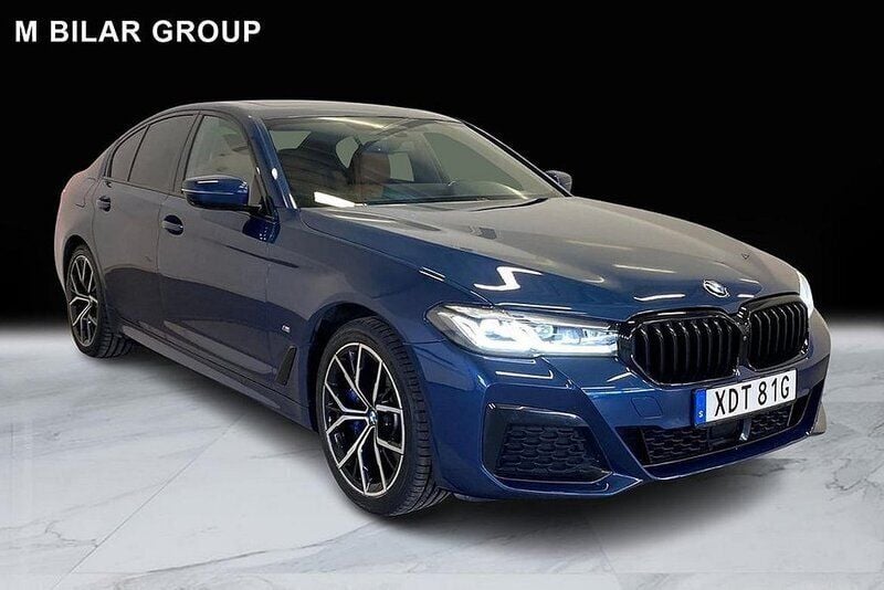Blå Begagnad 2020 BMW 530e M Sport Sedan | 399 000 kr (Dyr) - Bild 1/4