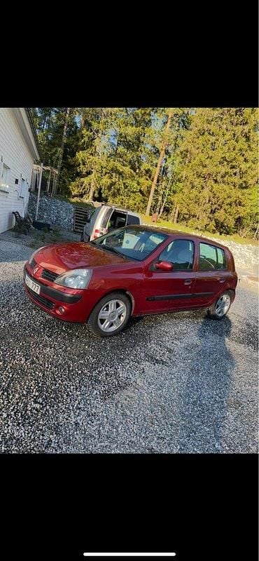 Röd Begagnad 2004 Renault Clio II Halvkombi | 17 000 kr (Marknadspris) - Bild 1/4