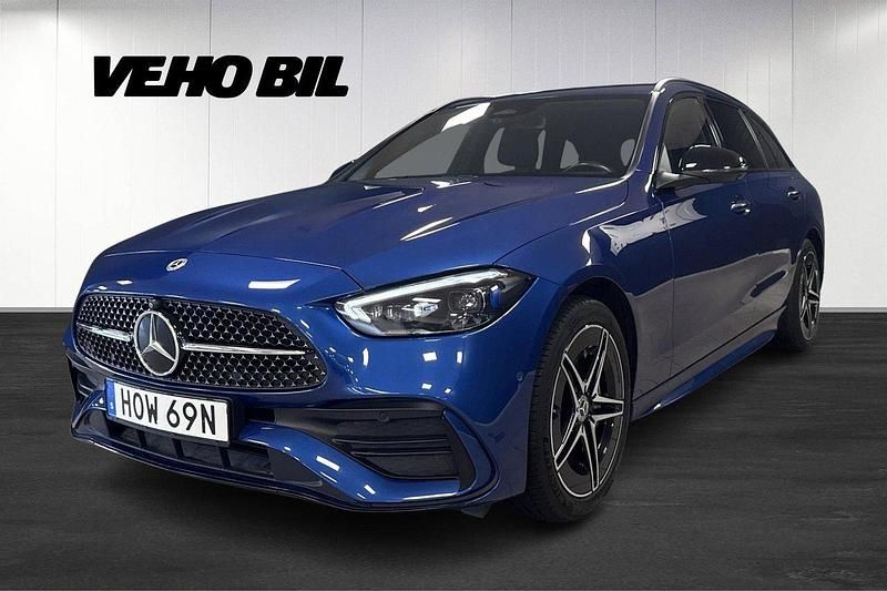 Blå (spectralblå metallic ) Begagnad 2022 Mercedes C300e Premium Kombi | 439 000 kr (Marknadspris) - Bild 1/4