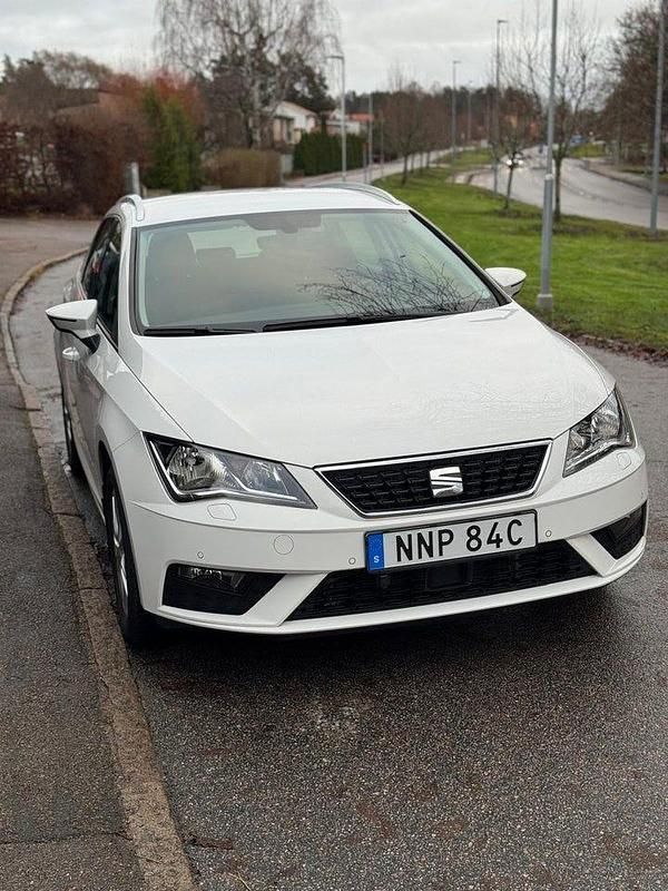 Vit Begagnad 2020 Seat Leon ST Style Kombi | 140 000 kr (Marknadspris) - Bild 1/4
