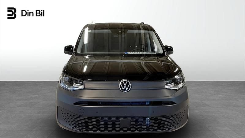 Svart (deep black pärleffekt) Ny 2025 VW Caddy Maxi Minibuss | 436 940 kr (Marknadspris) - Bild 1/4