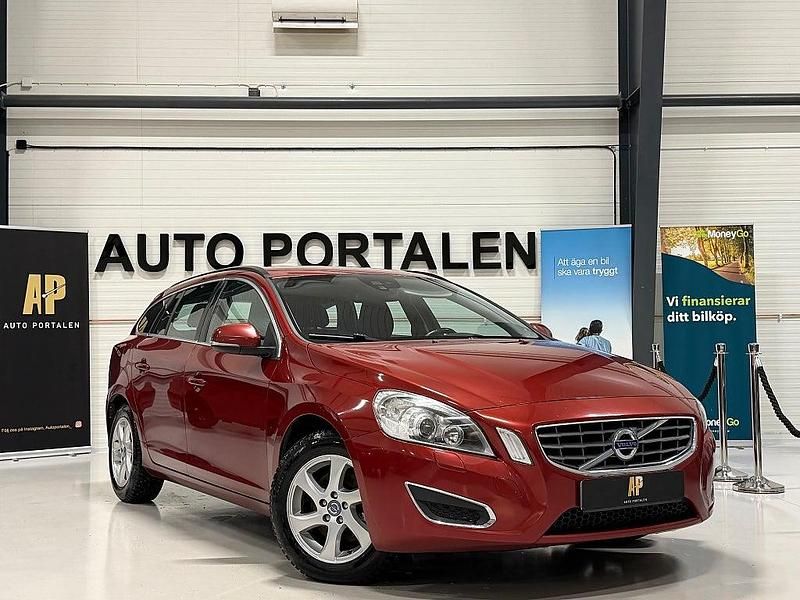 Begagnad Volvo V60 Momentum 179 HK (131 kW) 2011 Röd Kombi