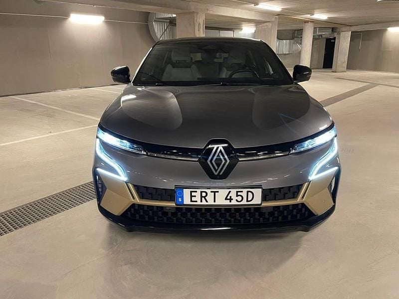 Begagnad Renault Megane E-Tech Iconic 160 kW (218 HK) 2023 Grå schiste med svart tak