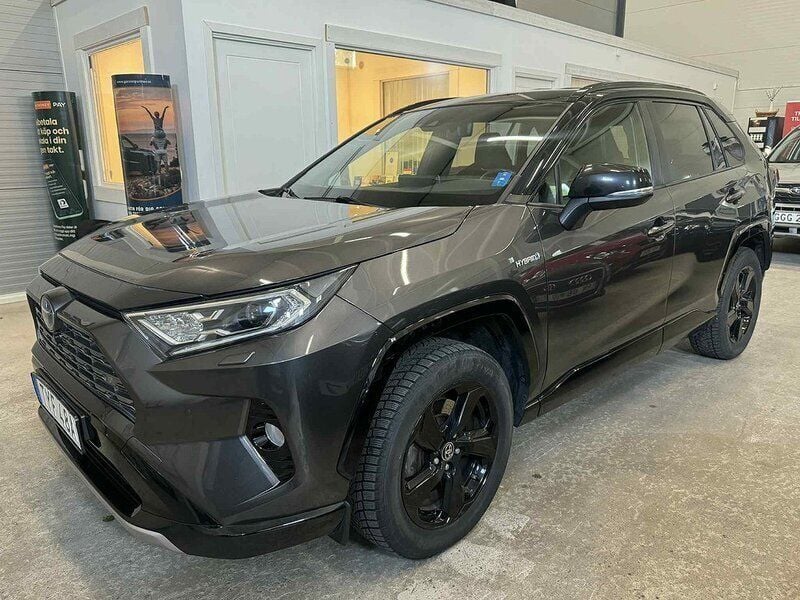 Grå Begagnad 2020 Toyota RAV4 Hybrid Style SUV | 339 900 kr (Marknadspris) - Bild 1/4