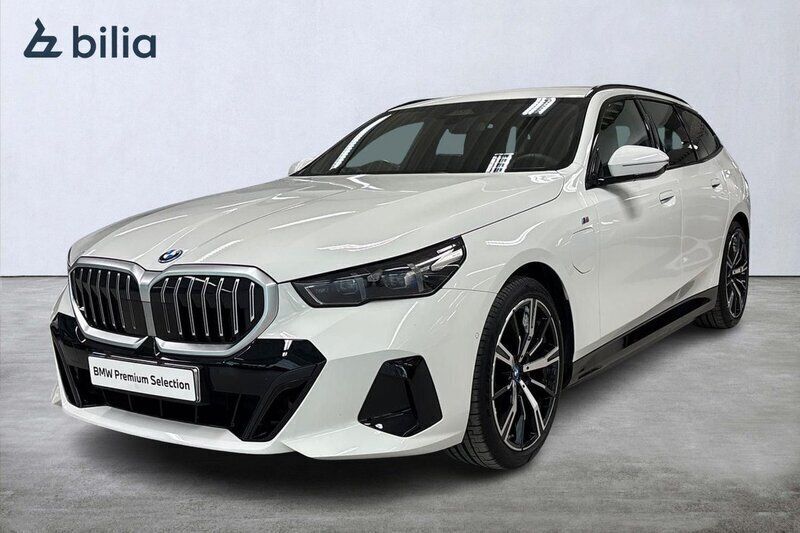 Vit (alpinvit ) Begagnad 2024 BMW 530e M Sport Kombi | 709 900 kr (Marknadspris) - Bild 1/4
