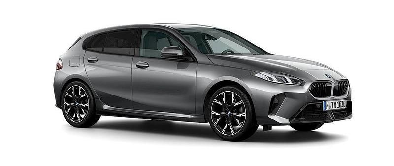 Grå Ny 2025 BMW 120 Halvkombi | 464 700 kr - Bild 1/4