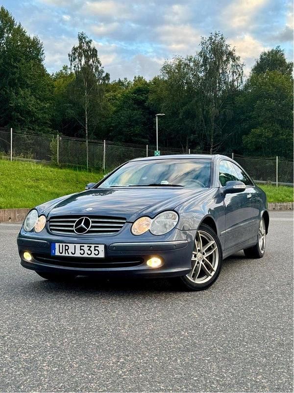 Grå Begagnad 2003 Mercedes CLK240 Elegance Sportkupé | 45 000 kr (Marknadspris) - Bild 1/4