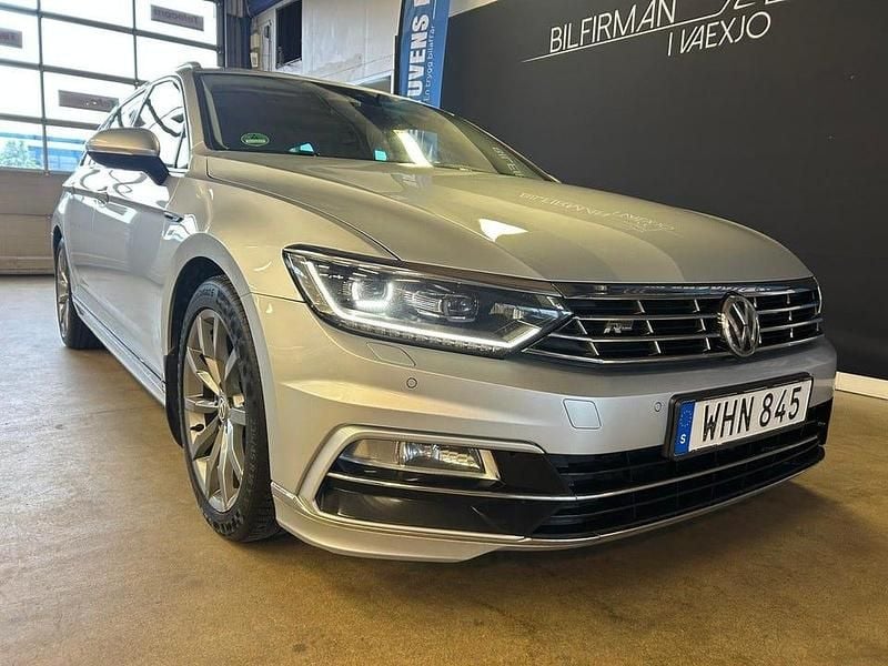 Silver Begagnad 2018 VW Passat R-line Kombi | 179 000 kr (Marknadspris) - Bild 1/4