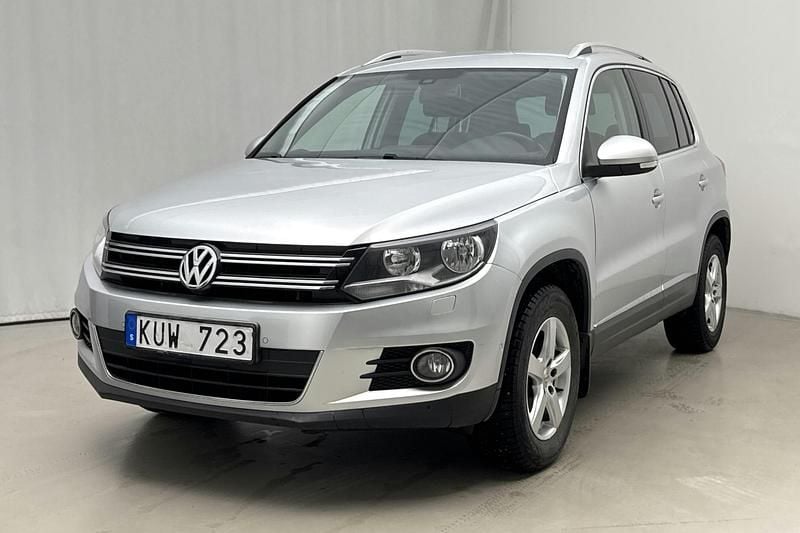 Grå Begagnad 2013 VW Tiguan Sportline SUV | 142 000 kr (Marknadspris) - Bild 1/4