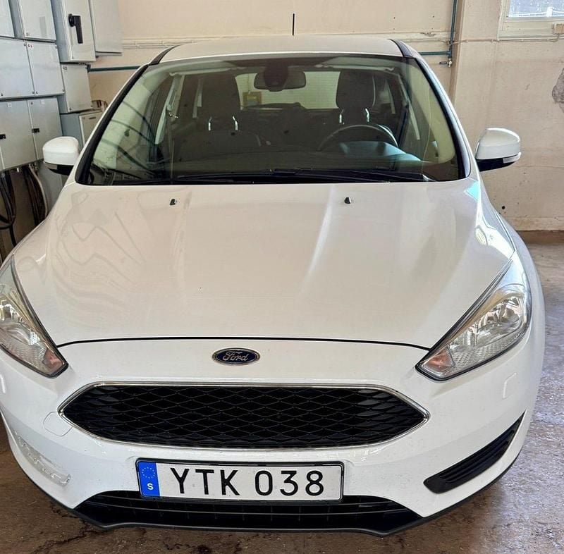 Vit Begagnad 2017 Ford Focus Trend Halvkombi | 119 900 kr (Marknadspris) - Bild 1/4