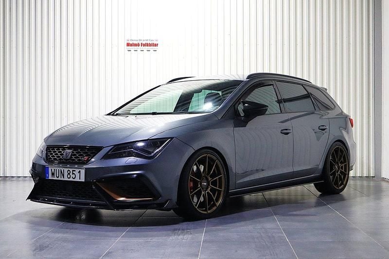 Grå Begagnad 2018 Cupra Leon Kombi | 269 900 kr (Dyr) - Bild 1/4