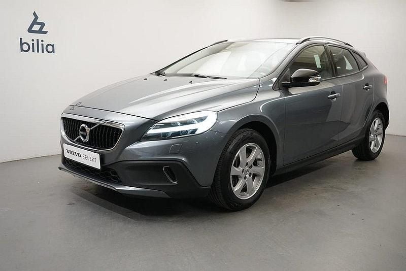 Grå Begagnad 2018 Volvo V40 CC Kombi | 199 900 kr (Marknadspris) - Bild 1/3