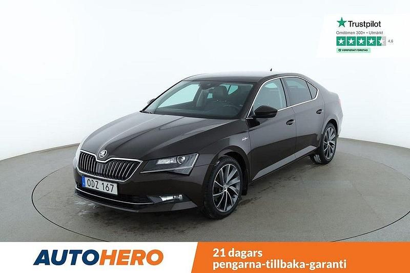 Mörkbrun Begagnad 2016 Skoda Superb LAURIN & KLEMENT Halvkombi | 219 000 kr (Marknadspris) - Bild 1/4