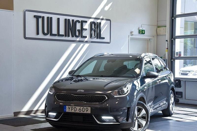 Grå Begagnad 2017 Kia Niro Advance SUV | 149 900 kr (Marknadspris) - Bild 1/4
