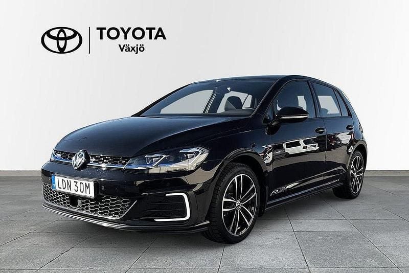 Svart Begagnad 2020 VW Golf VIII GTE Halvkombi | 239 000 kr (Marknadspris) - Bild 1/4