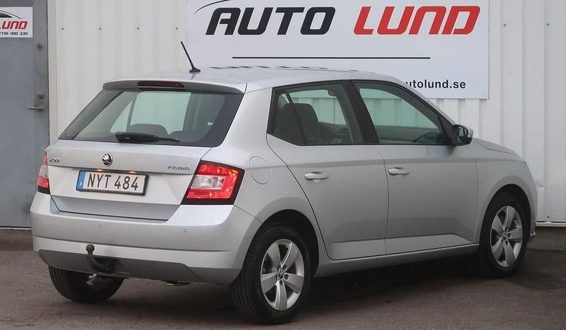 Begagnad Skoda Fabia Elegance 111 HK (81 kW) 2015 Silver (silvermetallic) Halvkombi