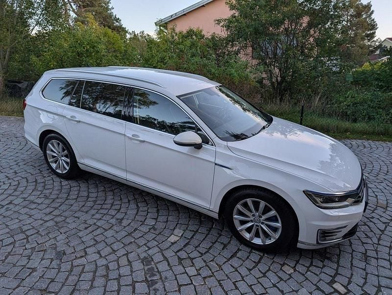 Vit Begagnad 2018 VW Passat GTE Kombi | 163 000 kr (Bra pris) - Bild 1/4
