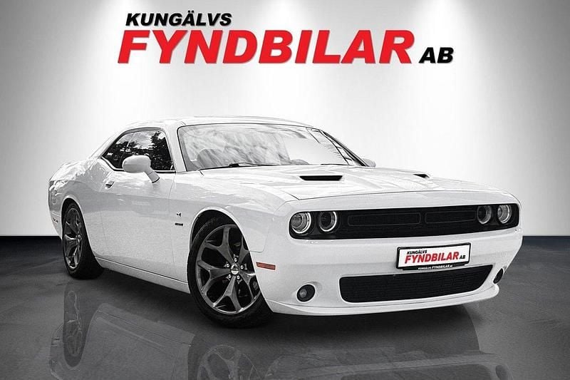 Vit Begagnad 2015 Dodge Challenger Sportkupé | 339 900 kr (Marknadspris) - Bild 1/4