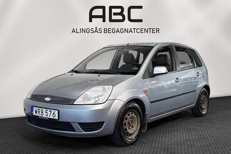 Ljusblå Begagnad 2005 Ford Fiesta Halvkombi | 12 000 kr (Marknadspris) - Bild 1/4