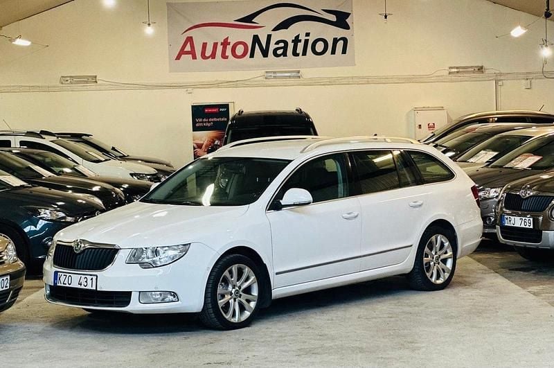 Vit Begagnad 2011 Skoda Superb Elegance Kombi | 94 900 kr (Marknadspris) - Bild 1/4