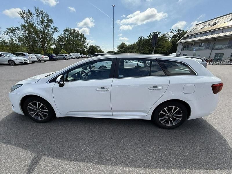 Vit Begagnad 2017 Toyota Avensis Multidrive S Kombi | 132 500 kr (Bra pris) - Bild 1/4