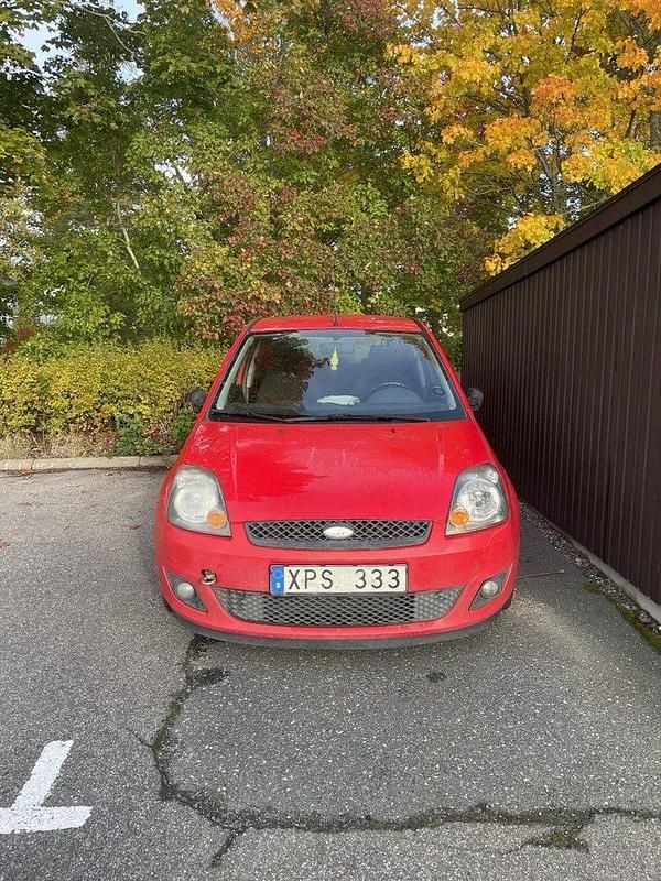 Röd Begagnad 2006 Ford Fiesta Halvkombi | 9 000 kr (Superpris) - Bild 1/4