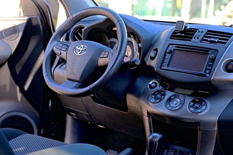 Svart Begagnad 2012 Toyota RAV4 SUV | 119 000 kr (Marknadspris) - Bild 1/4