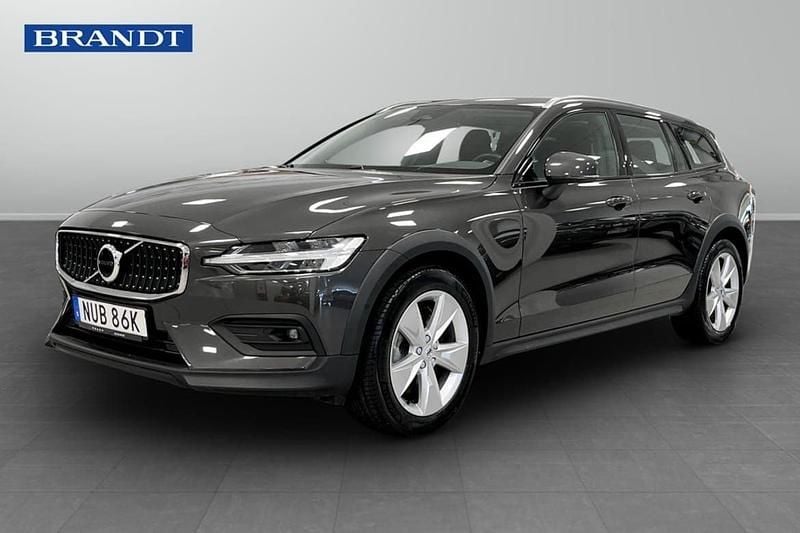 Grå Begagnad 2023 Volvo V60 CC Core Kombi | 364 900 kr (Bra pris) - Bild 1/4