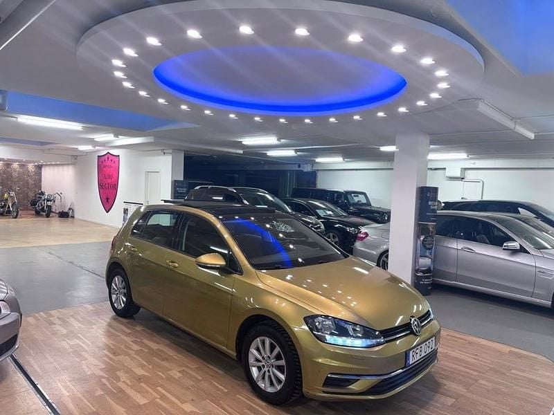 Gul Begagnad 2017 VW Golf VII Halvkombi | 129 900 kr (Marknadspris) - Bild 1/4