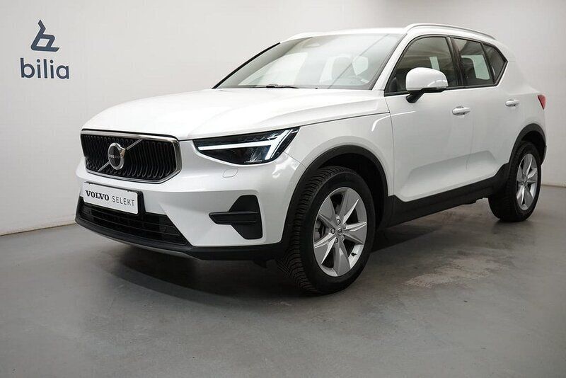 Vit Begagnad 2023 Volvo XC40 Core SUV | 349 900 kr (Marknadspris) - Bild 1/3