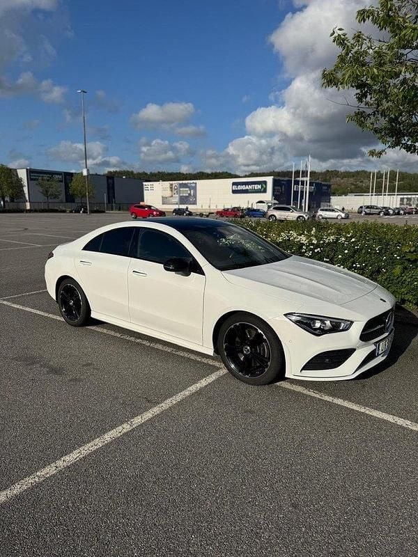 Vit Begagnad 2021 Mercedes CLA200 AMG Sportkupé | 349 000 kr (Lite dyr) - Bild 1/4