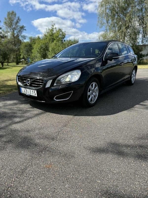 Svart Begagnad 2011 Volvo V60 Momentum Kombi | 65 900 kr (Superpris) - Bild 1/4