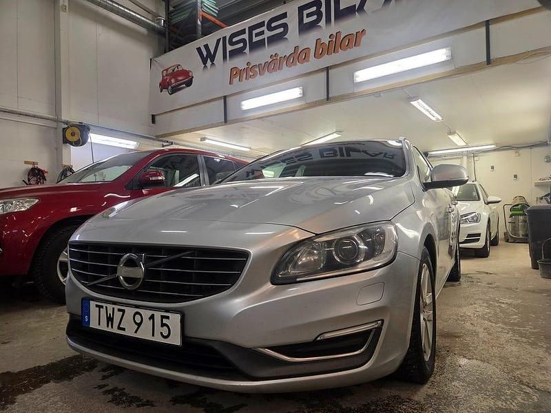 Silver Begagnad 2013 Volvo V60 Momentum Kombi | 79 900 kr (Marknadspris) - Bild 1/4