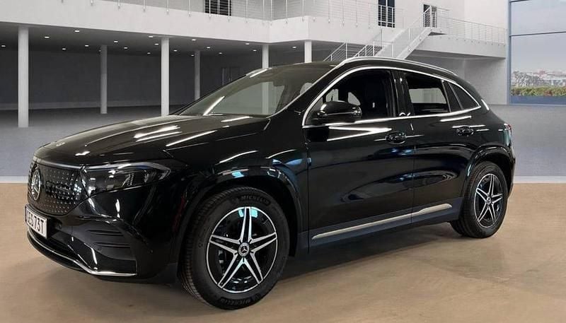 Svart Begagnad 2025 Mercedes EQA300 Advanced SUV | 479 900 kr (Marknadspris) - Bild 1/4
