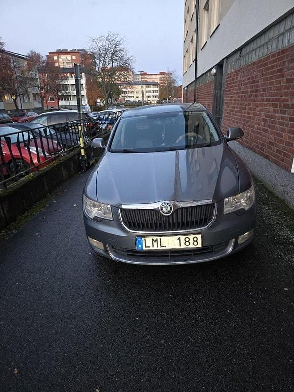 Silver Begagnad 2010 Skoda Superb Halvkombi | 59 000 kr (Bra pris) - Bild 1/4